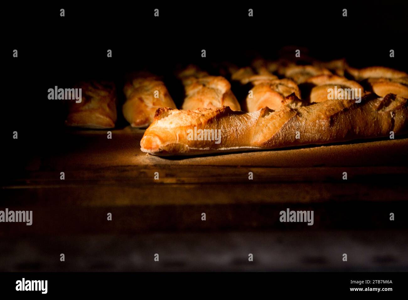 Bäckerei: Brotbackerei im Bäckerhaus. Abbildung einer Bäckerei, die mit einem Pelletbrotbackofen betrieben wird, Auswirkungen steigender Strompreise. Backen b Stockfoto