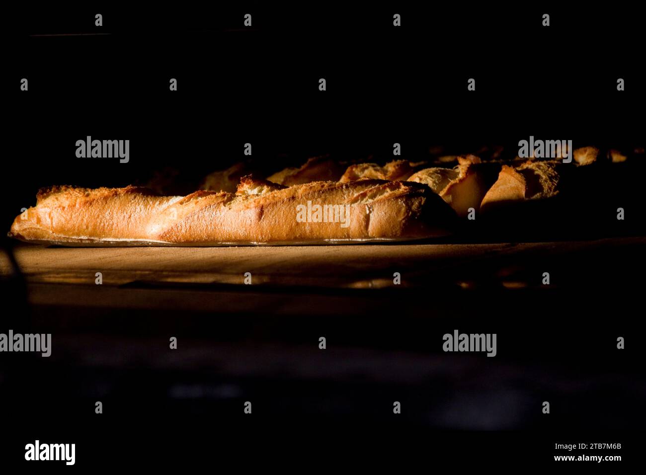 Bäckerei: Brotbackerei im Bäckerhaus. Abbildung einer Bäckerei, die mit einem Pelletbrotbackofen betrieben wird, Auswirkungen steigender Strompreise. Backen b Stockfoto