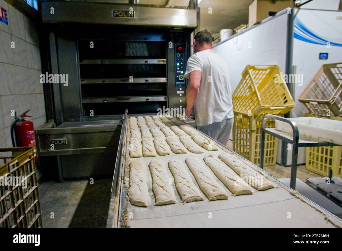 Bäckerei: Brotbackerei im Bäckerhaus. Abbildung einer Bäckerei, die mit einem Pelletbrotbackofen betrieben wird, Auswirkungen steigender Strompreise. Ein Polnisch Stockfoto