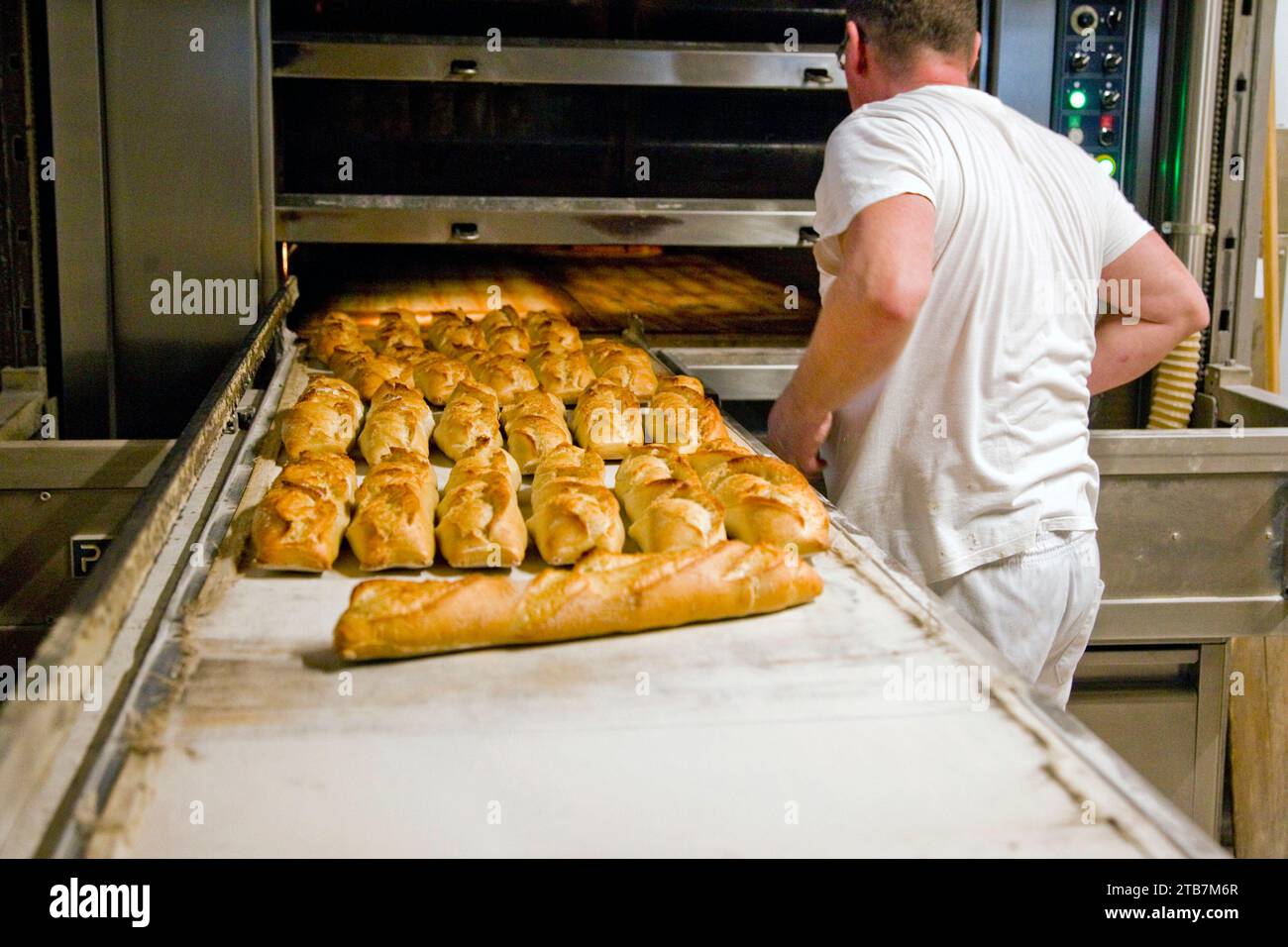 Bäckerei: Brotbackerei im Bäckerhaus. Abbildung einer Bäckerei, die mit einem Pelletbrotbackofen betrieben wird, Auswirkungen steigender Strompreise. Frisch Stockfoto