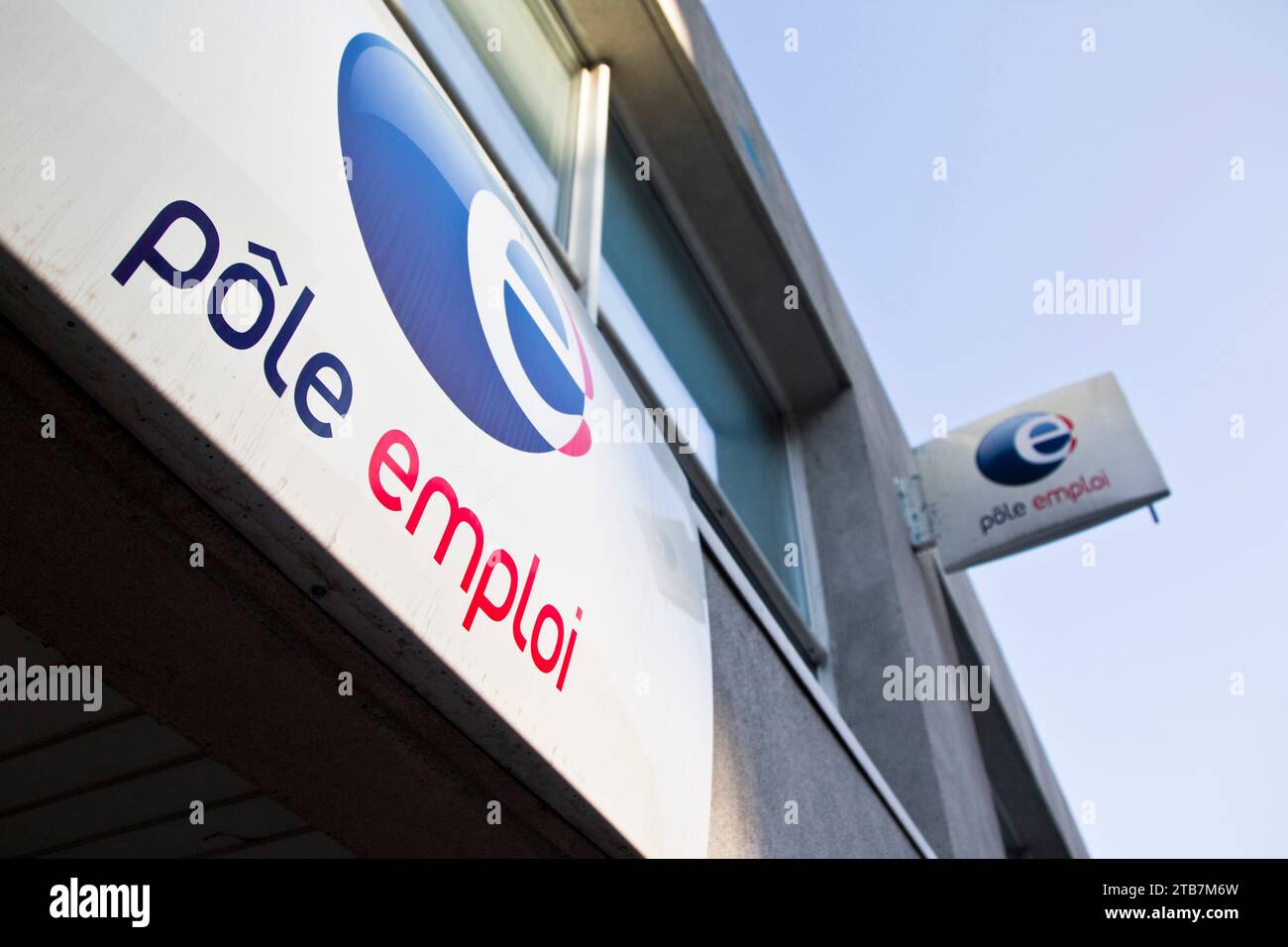 Jobcenter „Pole Emploi“ in Gap (Südostfrankreich): Gebäudefassade mit dem Logo „Pole Emploi“ Stockfoto