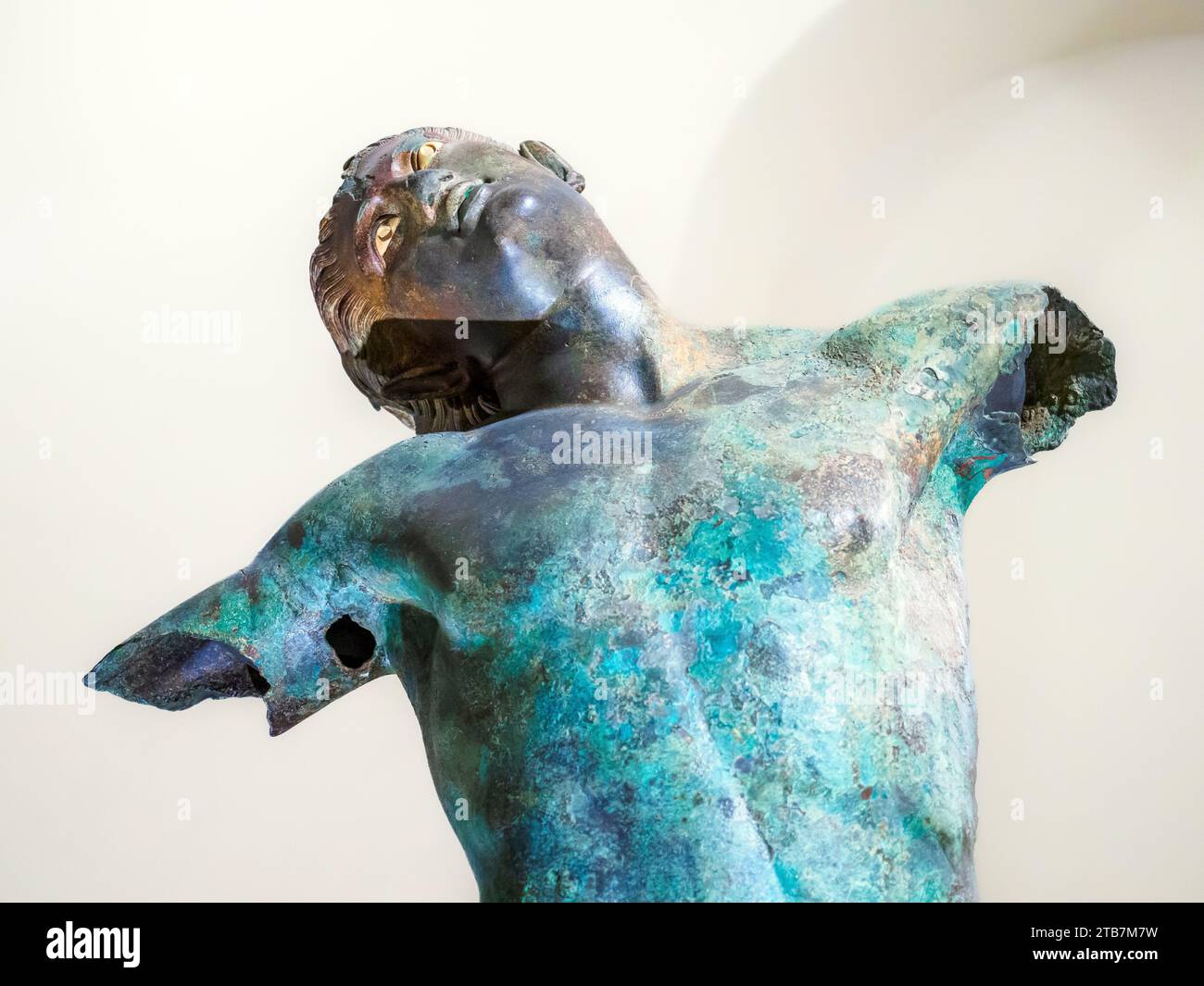 Die Bronzestatue des tanzenden Satyrs im tanzenden Satyr-Museum von Mazara del Vallo - Sizilien, Italien Stockfoto