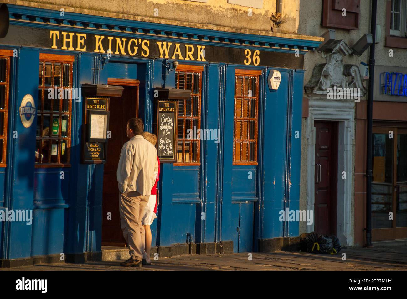 Ein Paar, das sich die Speisekarte im Kings Wark Pub in Leith ansieht Stockfoto