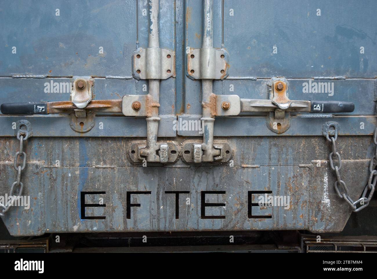 Detailaufnahme der Hintertüren eines blau-grauen Containers Stockfoto