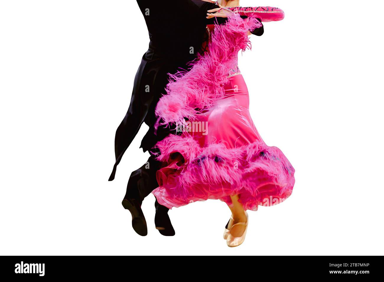 Ein Paar tanzt Foxtrott im Ballsaal, die Frau trägt ein pinkfarbenes Kleid und einen schwarzen Anzug des Mannes, isoliert auf weißem Hintergrund Stockfoto