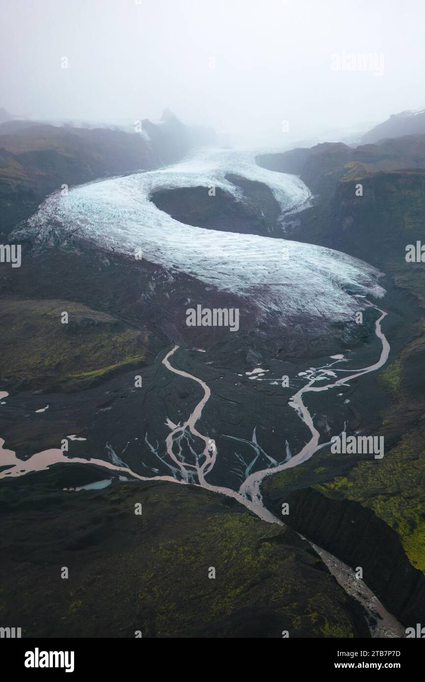 Aus der Vogelperspektive fängt die atemberaubende Landschaft der Gletscherflüsse ein, die sich durch das Tal unterhalb des Vatnajokull-Gletschers in Island schlängeln, mit einer Stimmung von Mys Stockfoto