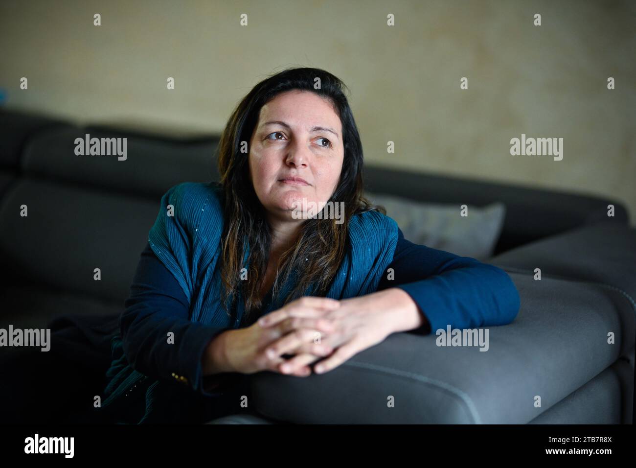 Villeurbanne am 2022/12/07 (Zentralfrankreich): Porträt, haarlos und sichtbar, des irakischen kurdischen Schriftstellers Jwan Awara, für die Freilassung ihres bo Stockfoto