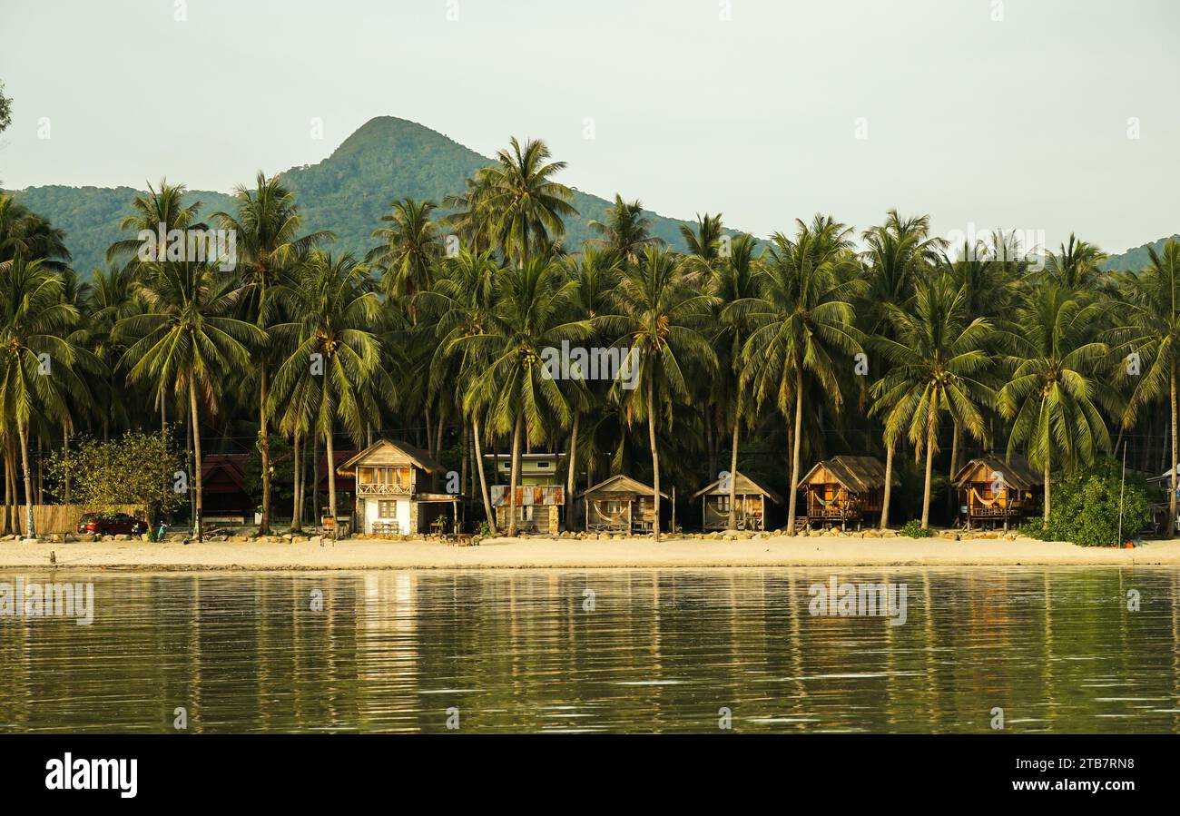 Wunderschöner Sonnenuntergang am tropischen Inselstrand. Tropischer Landschaftstrand mit Kokospalmen und Hüttenresort auf Koh Phangan Island, Thailand. Meereslandschaft. Stockfoto