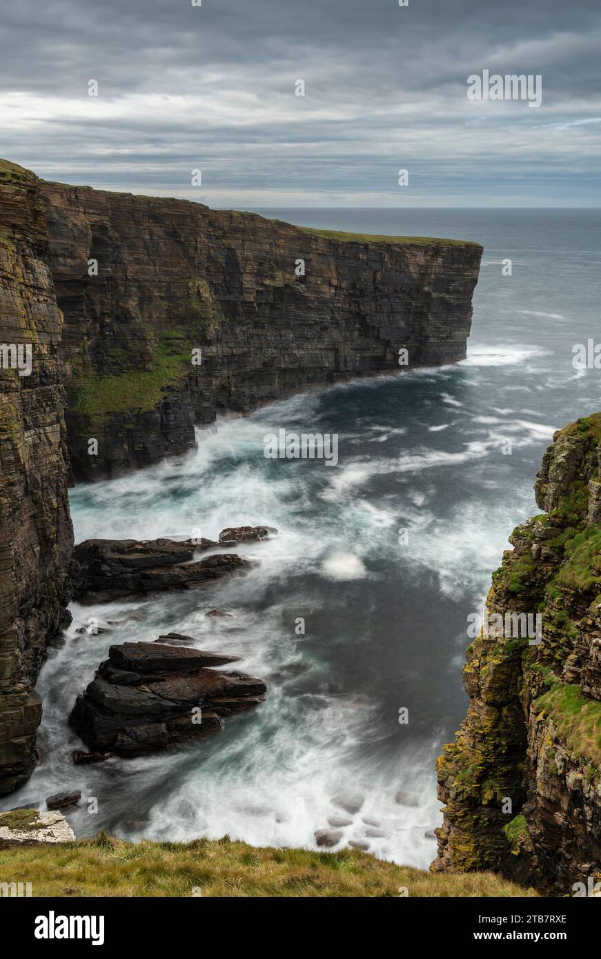 Dramatische Küstenlandschaft in der Nähe von Yesnaby an der wilden Westküste des Festlandes, Orkney Islands, Schottland. Herbst (Oktober) 2022. Stockfoto