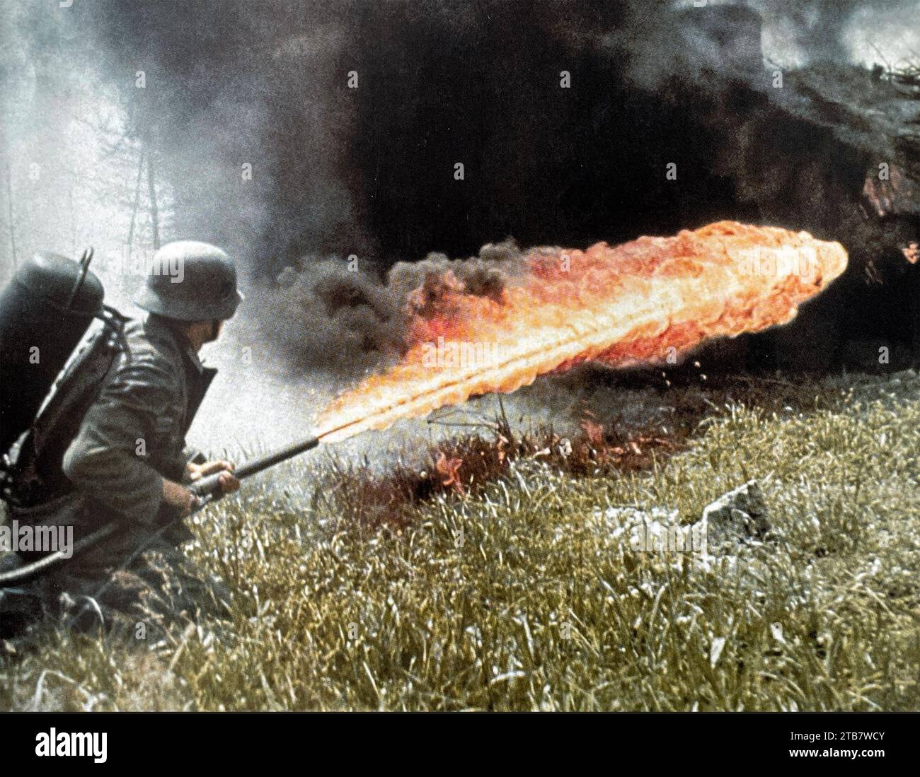FLAMMENWERFER Ein deutscher Soldat, der 1943 einen Flammenwerfer an der Ostfront einsetzte Stockfoto