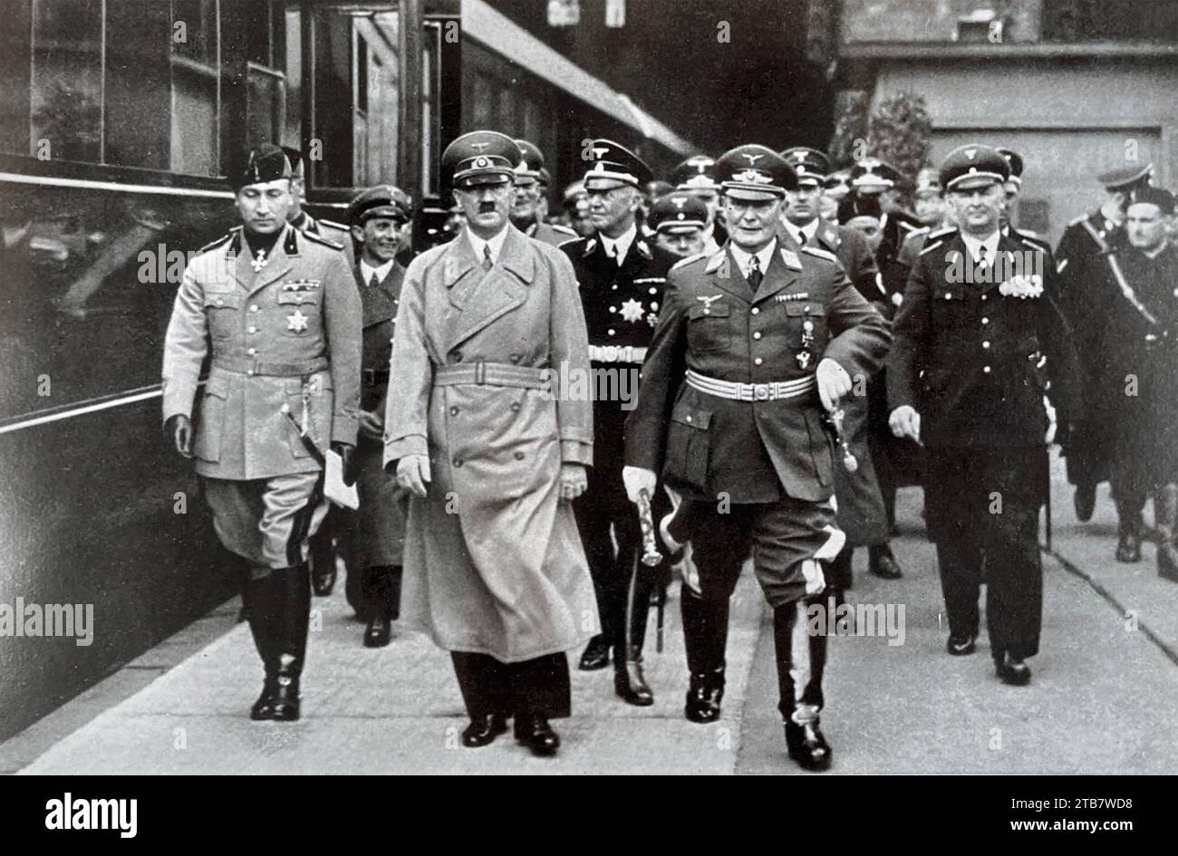 HITLER und Göring werden von einem italienischen Offizier begleitet, während sie sich darauf vorbereiten, 1938 Berlin zu verlassen und Mussolini zu besuchen Stockfoto