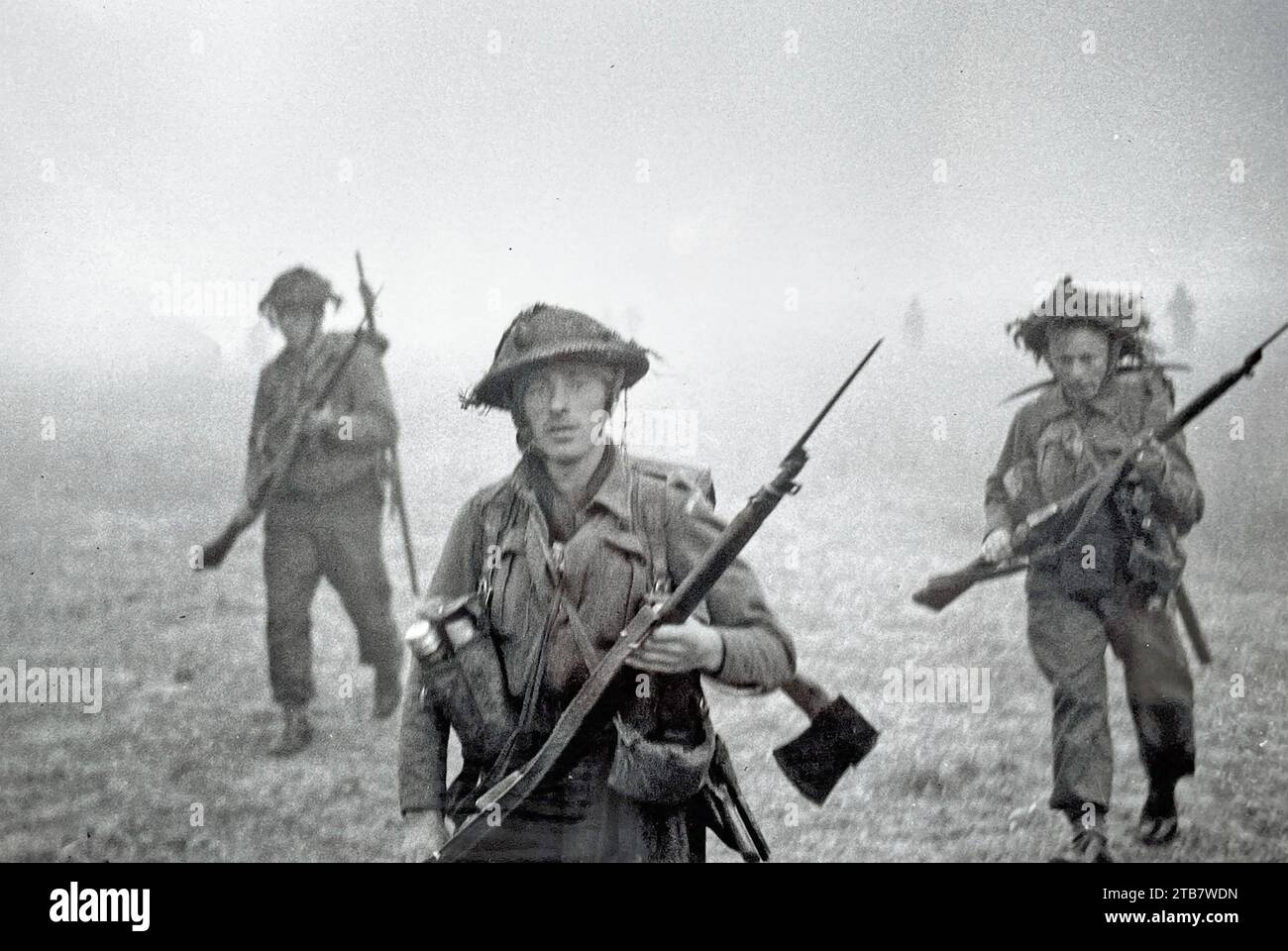 D-TAG 1944. Die britische Infanterie kam im Juni 1944 durch Nebel in Nordfrankreich vor Stockfoto