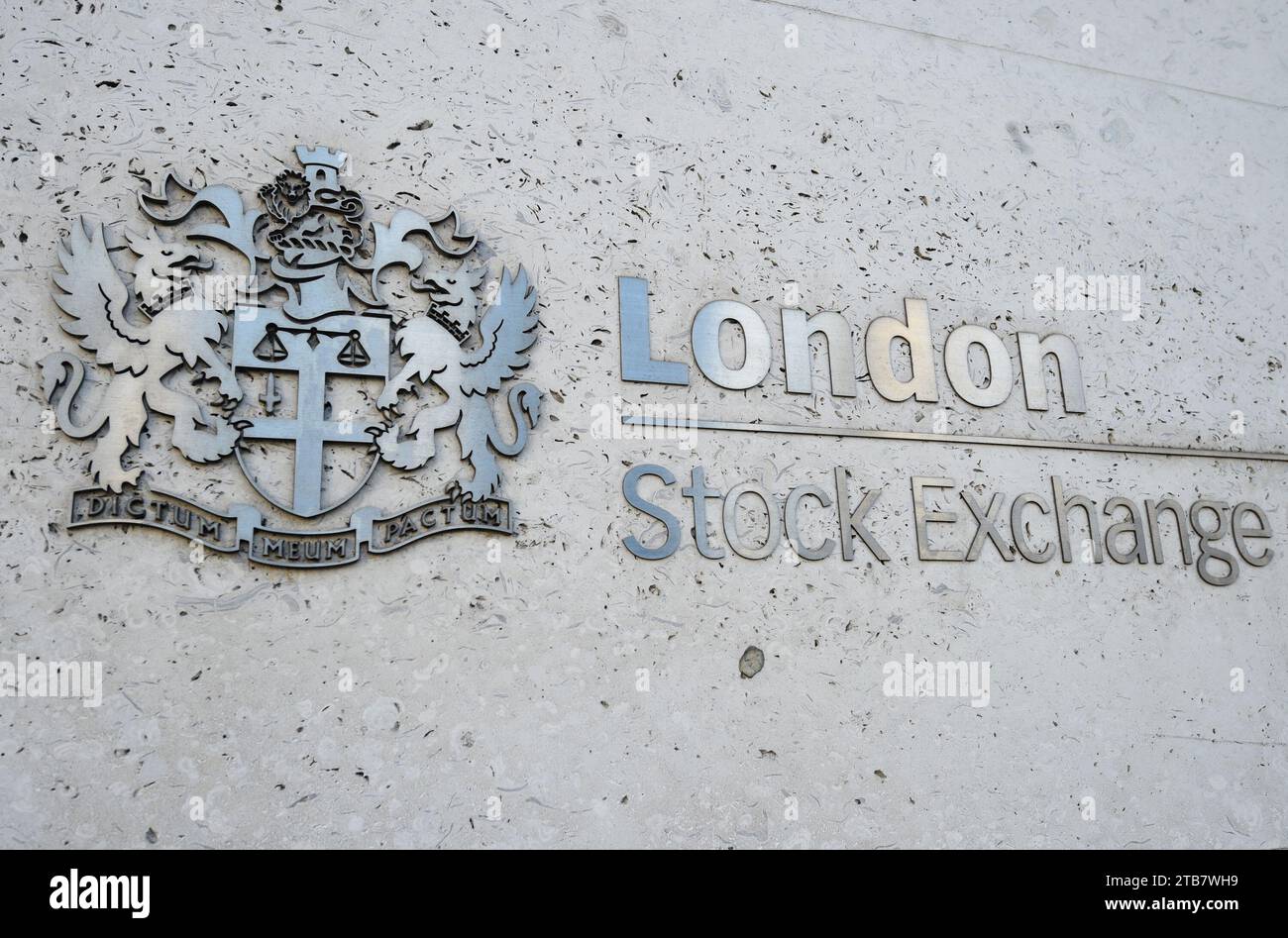 Dateifoto vom 06/18 der Londoner Börse, bei der der Handel von Hunderten von Aktien am Dienstag nach einem weiteren Ausfall der Börse gestoppt wurde. Am Vormittag gab sie an, dass sie nur nach einem Vorfall FTSE 100-, FTSE 250- und IOB-Aktien handeln könne. Die Börse sagte, dass sie das Problem untersuchen würde, was sich auf ihr Handels- und Informationssystem auswirkt.Ausgabedatum: Dienstag, 5. Dezember 2023. Stockfoto
