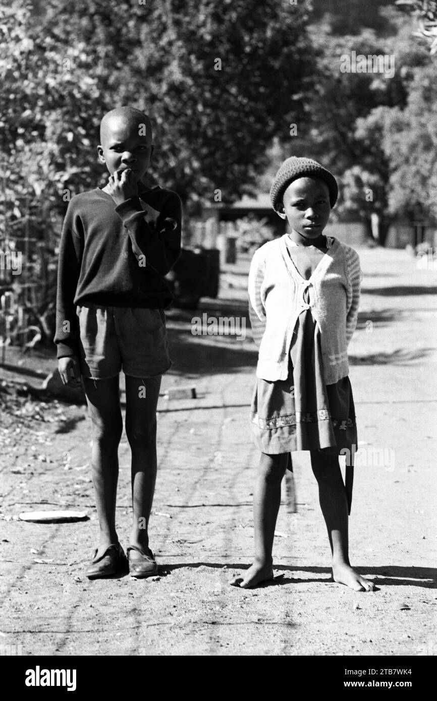 Junge Kinder, Soweto Township Armutsbekämpfung Unter Der Apartheid, Johannesburg Gauteng, Südafrika, 1985. Aus der Sammlung - Südafrika 1980er Jahre - Don Minnaar Fotoarchiv Stockfoto