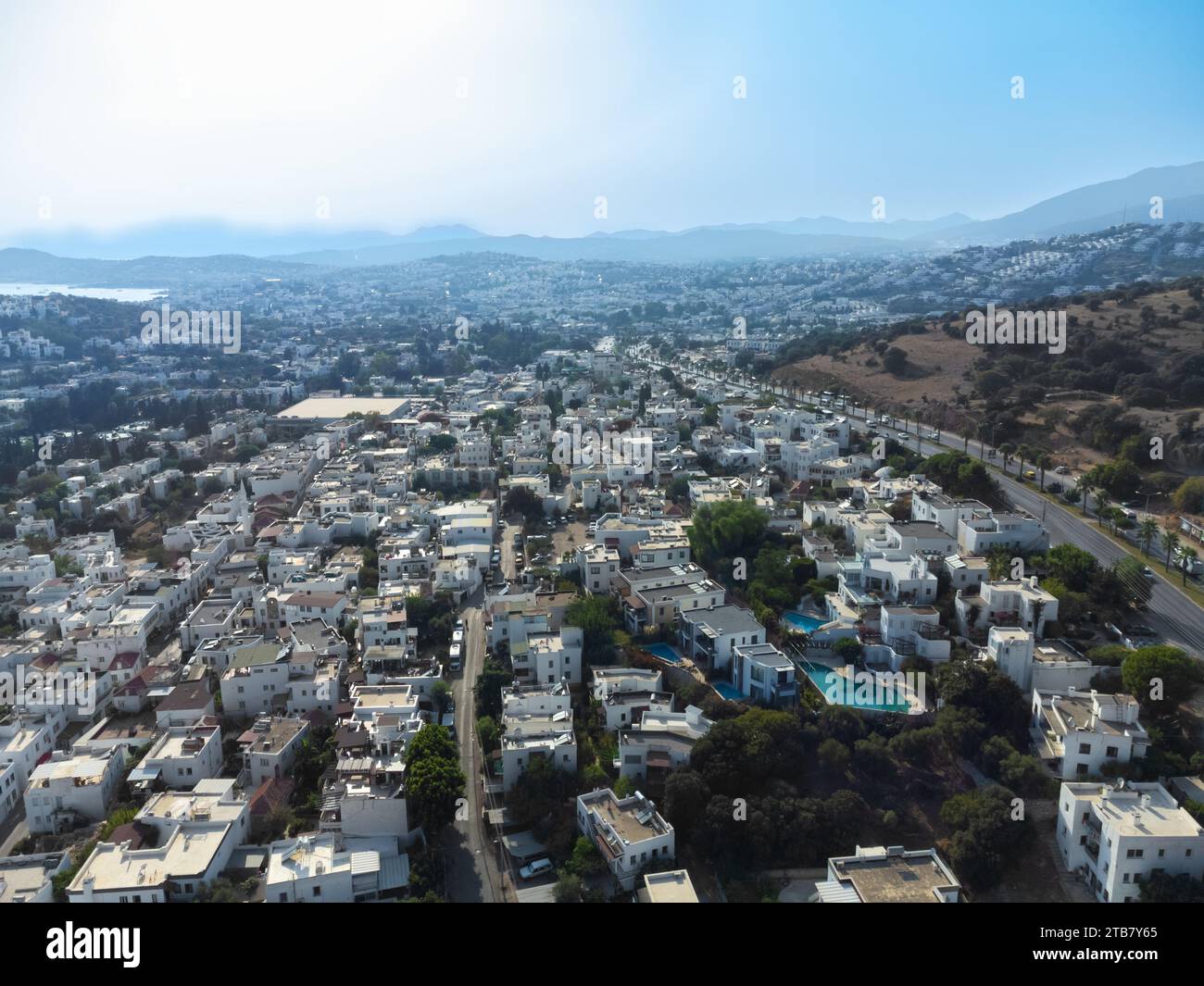 Blick auf das Stadtzentrum von Bodrum, weiße Häuser in der Sonne, Türkei. Stockfoto