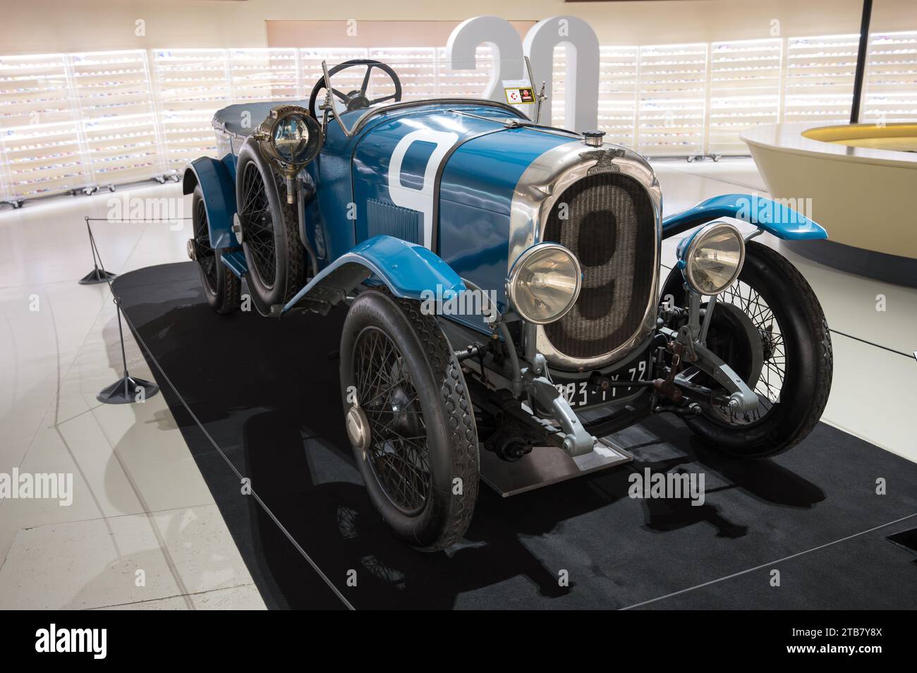 Vorderansicht des historischen blauen Rennwagens Chenard & Walcker Type Sport 3L in Le Mans Stockfoto