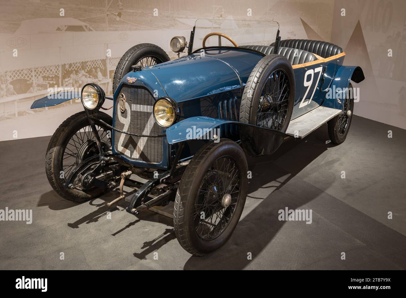 Detail des historischen Rennwagens Vinot Deguingand Torpedo Ponte, blau mit der Nummer 27 Stockfoto