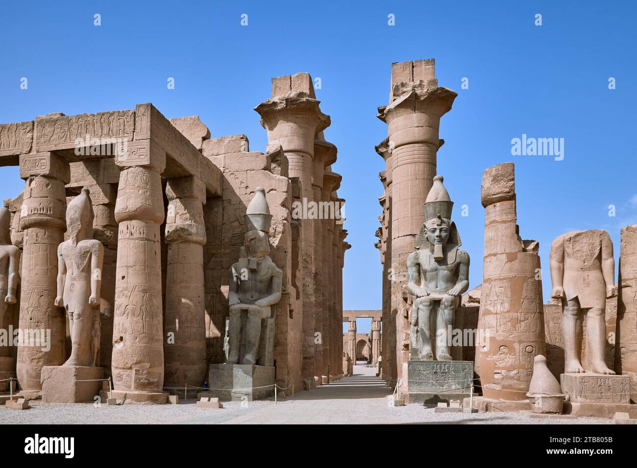 Drei Statuen unterschiedlicher Größe umgeben von einer malerischen Landschaft Stockfoto