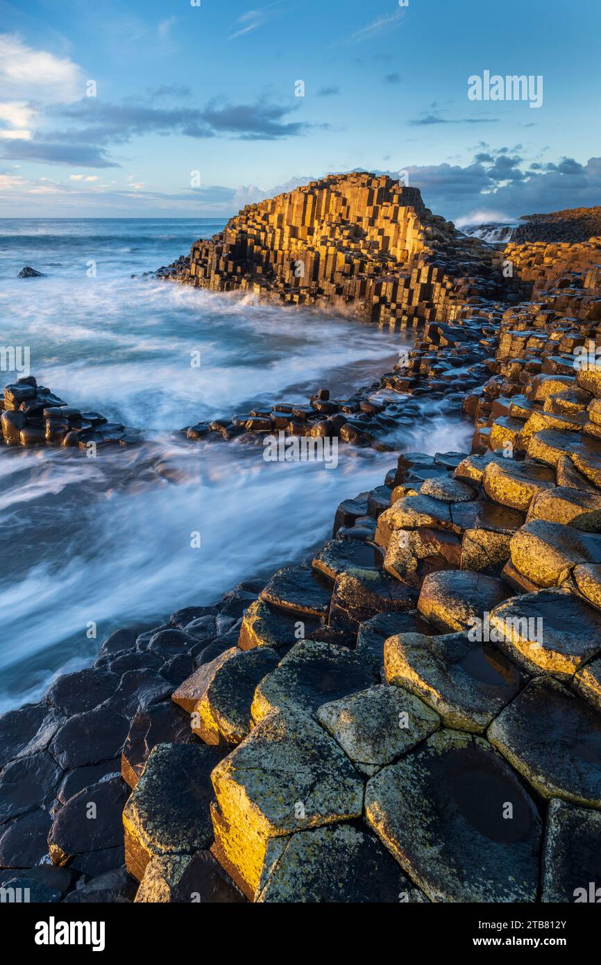 Giant's Causeway an der Causeway Coast, Bushmills, Nordirland, Großbritannien. Herbst (November) 2022. Stockfoto