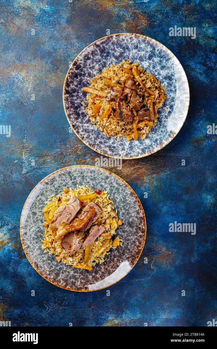 Usbekische Pilaw mit Lammfleisch in großer Schüssel. Traditionelle orientalische Küche nationale Gerichte duftender Reis genannt Pilaw mit Lammfleisch und Gemüse. Pilaw i Stockfoto