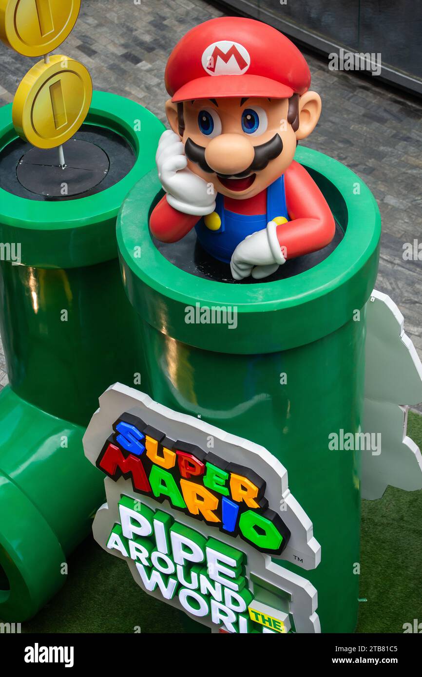 Top-Down-Portrait-Ansicht der beliebten Spielfigur Super Mario in der grünen Pfeife. Singapur. Stockfoto