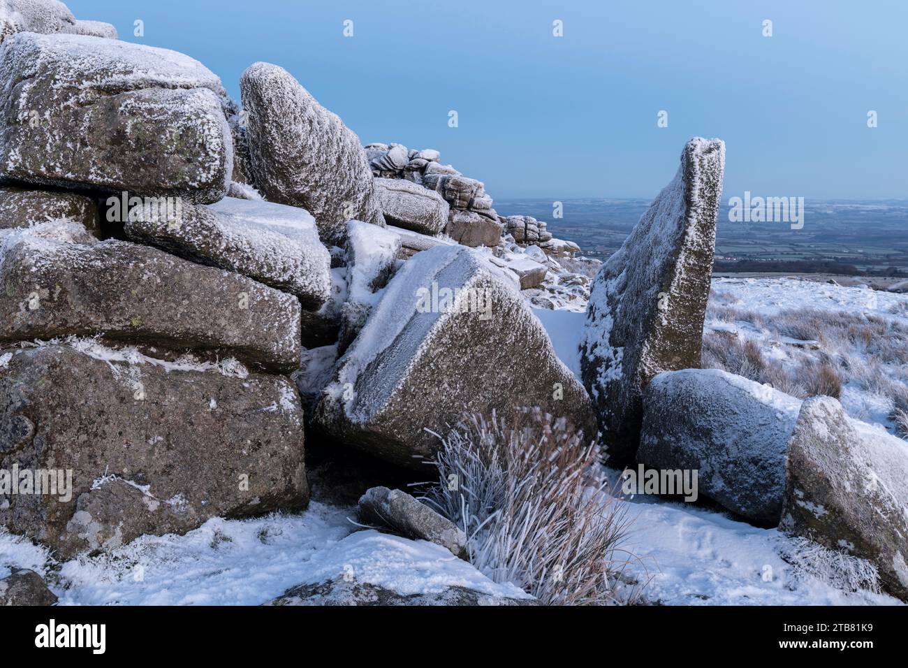 Schneebedeckter Granitaufschluss am Belstone Tor im Dartmoor-Nationalpark, Devon, England. Winter (Dezember) 2022. Stockfoto