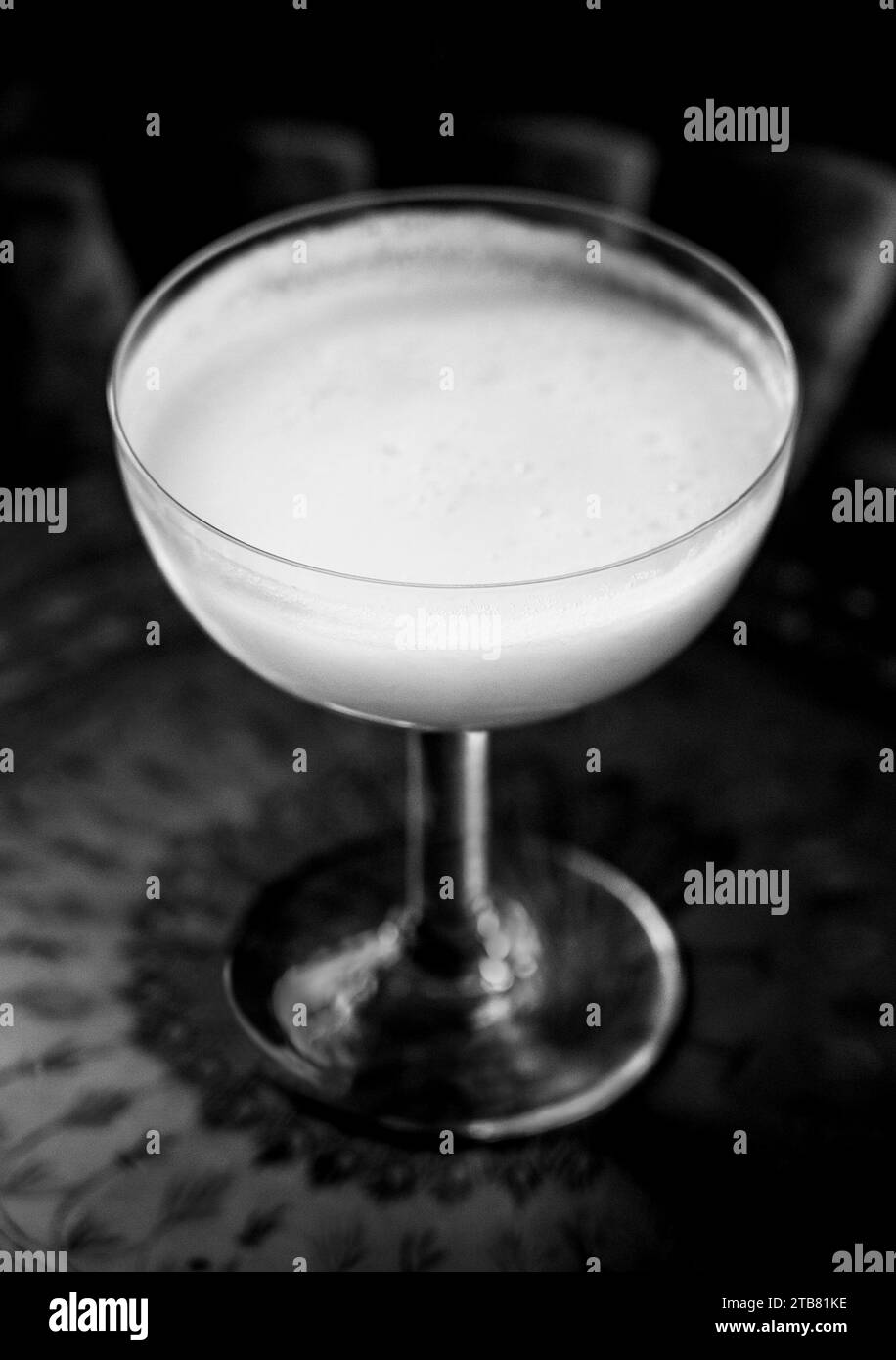 White Lady Cocktail in Schwarz und weiß, Nahaufnahme Stockfoto