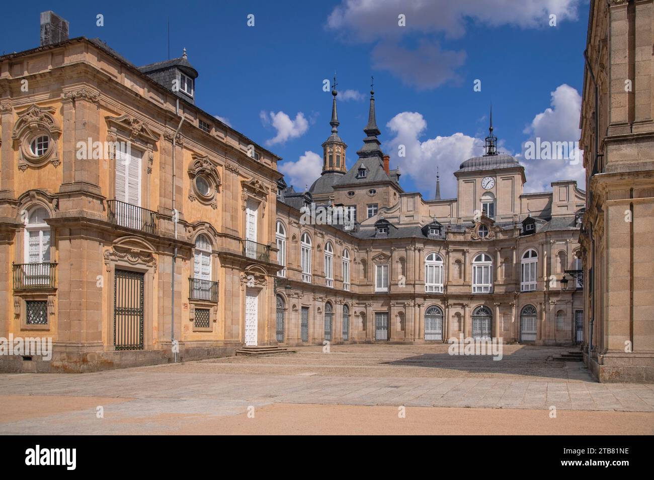 Spanien, Kastilien, San Ildefonso, Palacio Real de la Granja de San Ildefenso aus den 1720er Jahren, ein Flügel des Palastes. Stockfoto