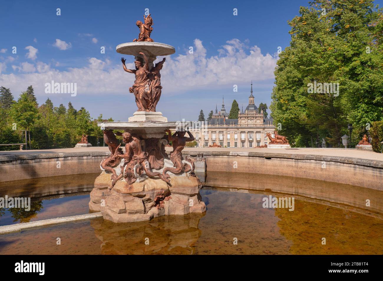 Spanien, Kastilien, San Ildefonso, Palacio Real de la Granja de San Ildefenso aus den 1720er Jahren, mit dem Brunnen der drei Gnaden im Vordergrund. Stockfoto