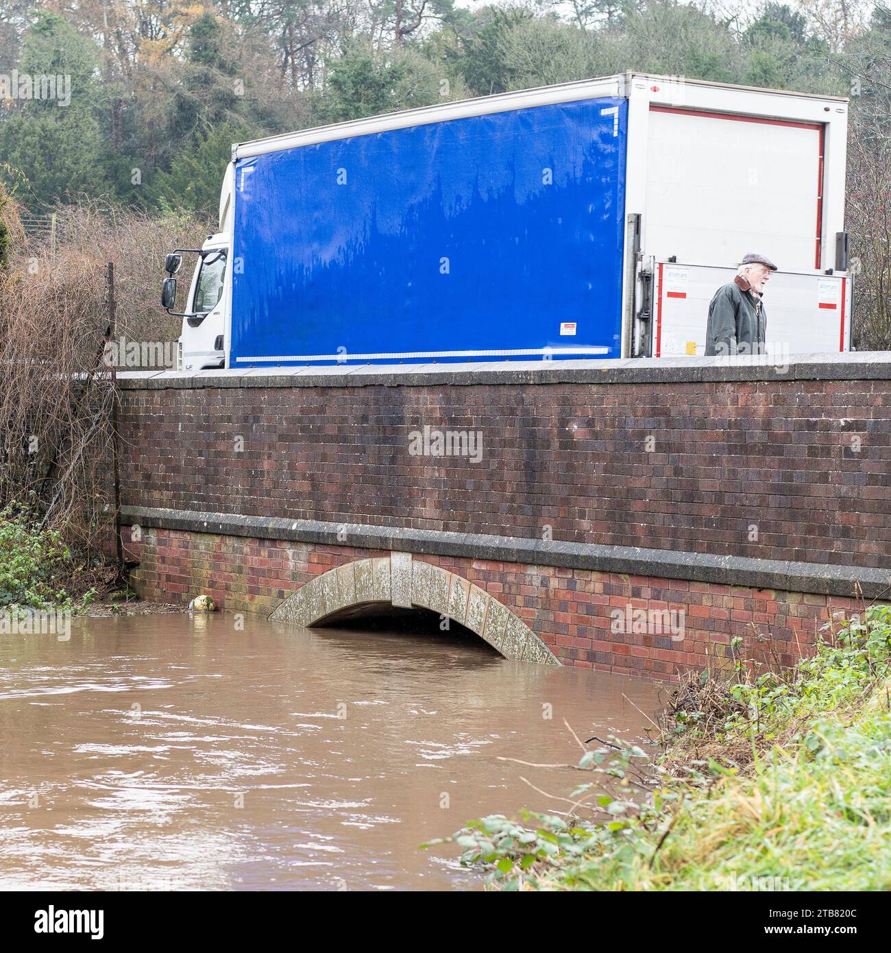 Kidderminster, Großbritannien. Dezember 2023. Das Wetter in Großbritannien: Zwei Tage mit fast ununterbrochenem Regen führen zu einem dramatischen Anstieg der Flusspegel in den Midlands. Quelle: Lee Hudson/Alamy Live New Stockfoto