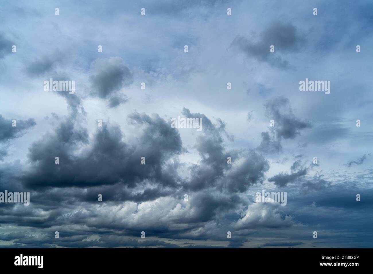 Bewölkter Himmel mit dunklen Wolken im Gewitter mit dramatischem Wetter Stockfoto