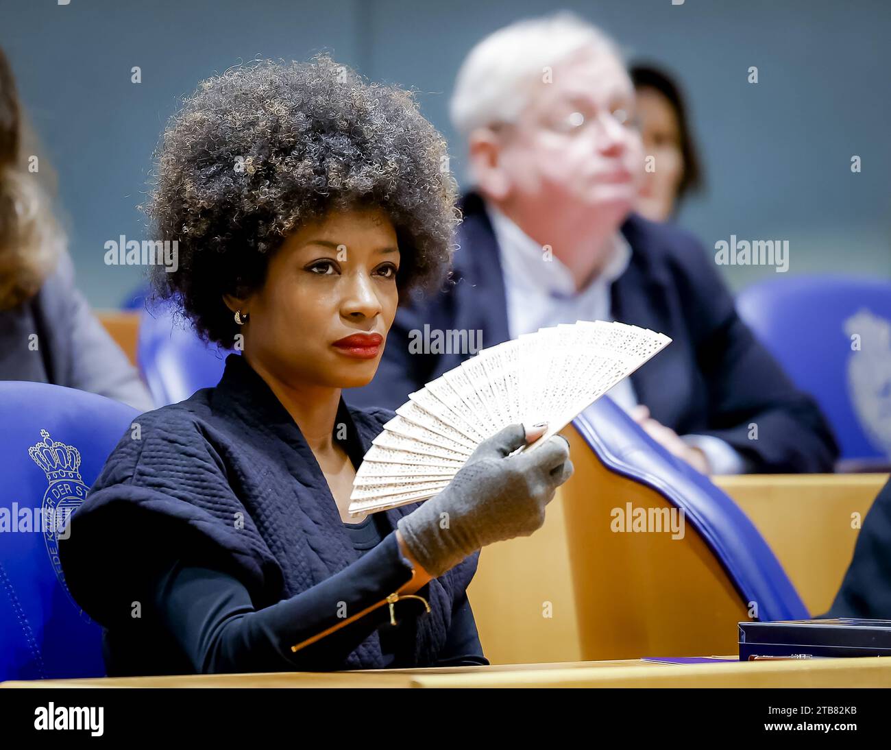 Den Haag, Niederlande. Dezember 2023. - Sylvana Simons (BIJ1) auf der letzten Plenarsitzung des derzeitigen Repräsentantenhauses. Während des Treffens werden sich die abscheidenden Abgeordneten nach den Wahlen zum Repräsentantenhaus verabschieden. Credit: ANP/ROBIN VAN LONKHUIJSEN/Alamy Live News niederlande Out - belgium Out Credit: ANP/Alamy Live News Stockfoto