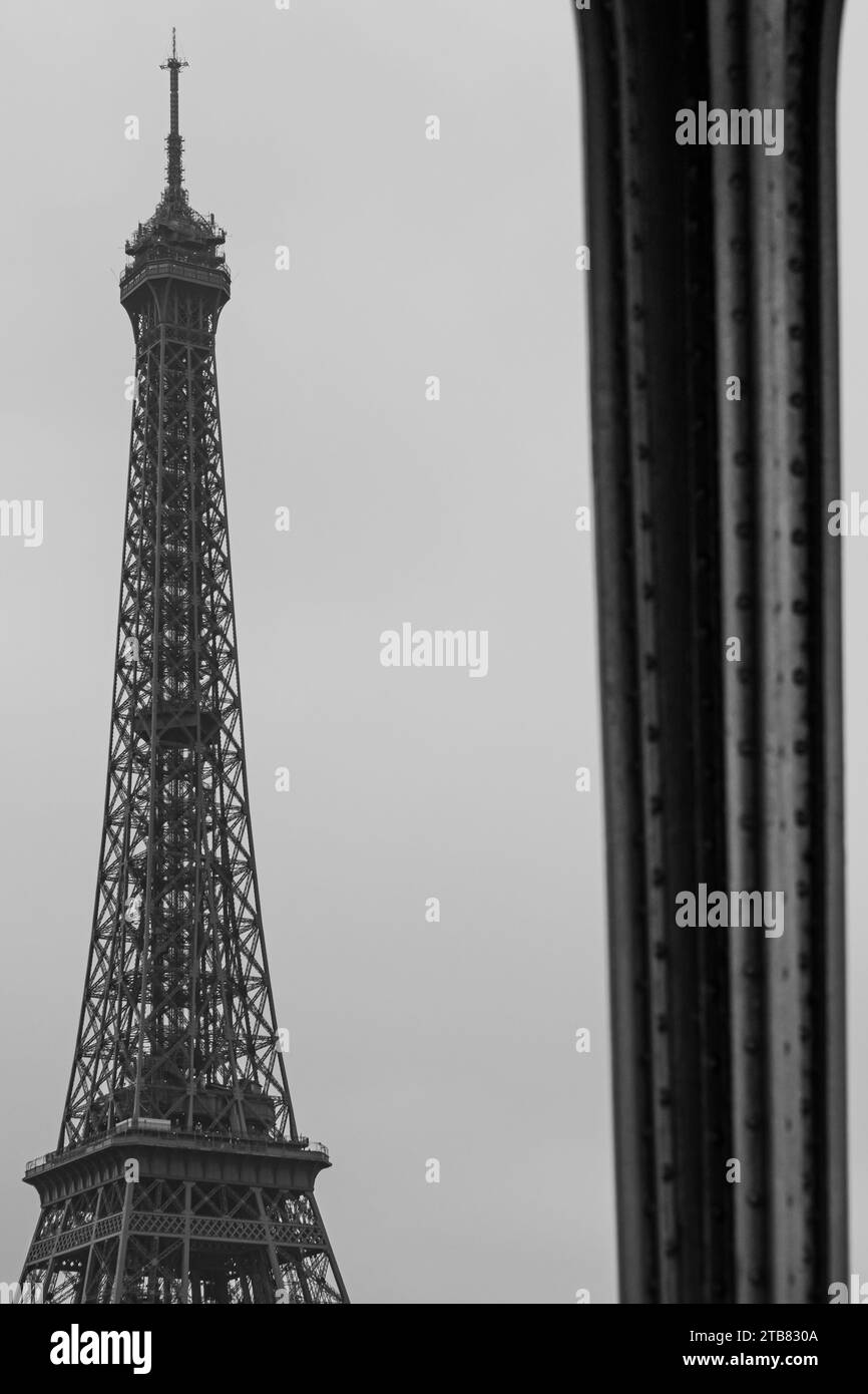 Von Bir Hakeim zum Eiffelturm in Paris - Schwarz-weiß - Frankreich Stockfoto