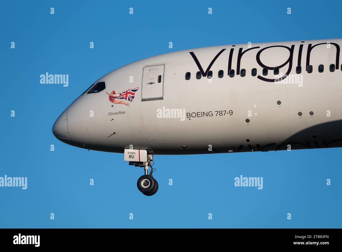 Virgin Atlantic Boeing 787-9 Dreamliner Jet Jet Flugzeug G-VCRU landet in der Wintersonne auf dem London Heathrow Airport, Großbritannien, unter dem Namen Olivia-Rae Stockfoto