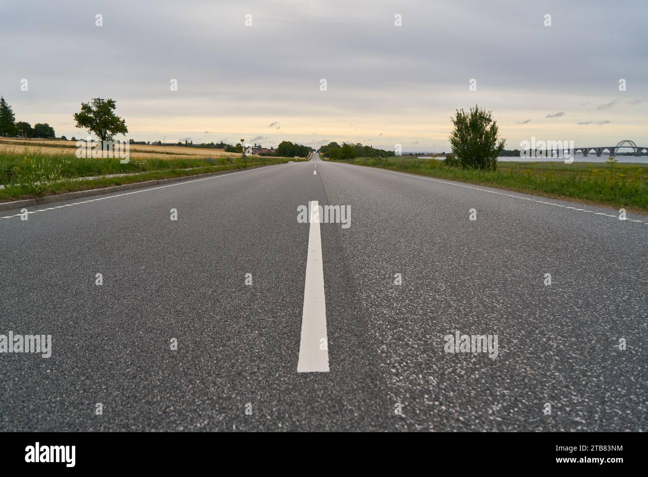 Asphaltstraße mit zwei Fahrspuren und Straßenmarkierungen auf dem Land in Schweden Stockfoto