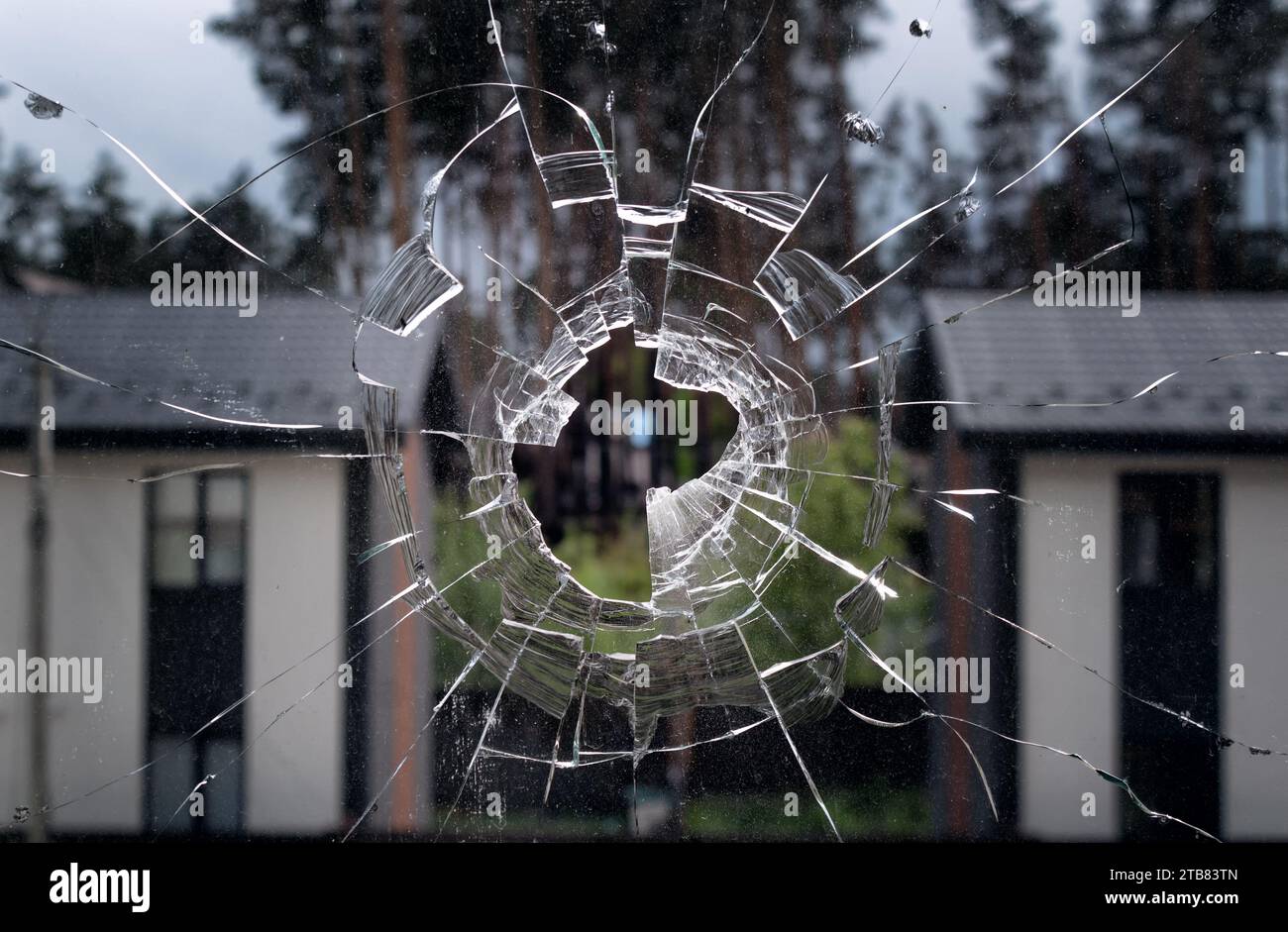 Zerbrochenes Fensterglas auf einem Hintergrund Häuser. Die Textur von Glasbruch. Stockfoto