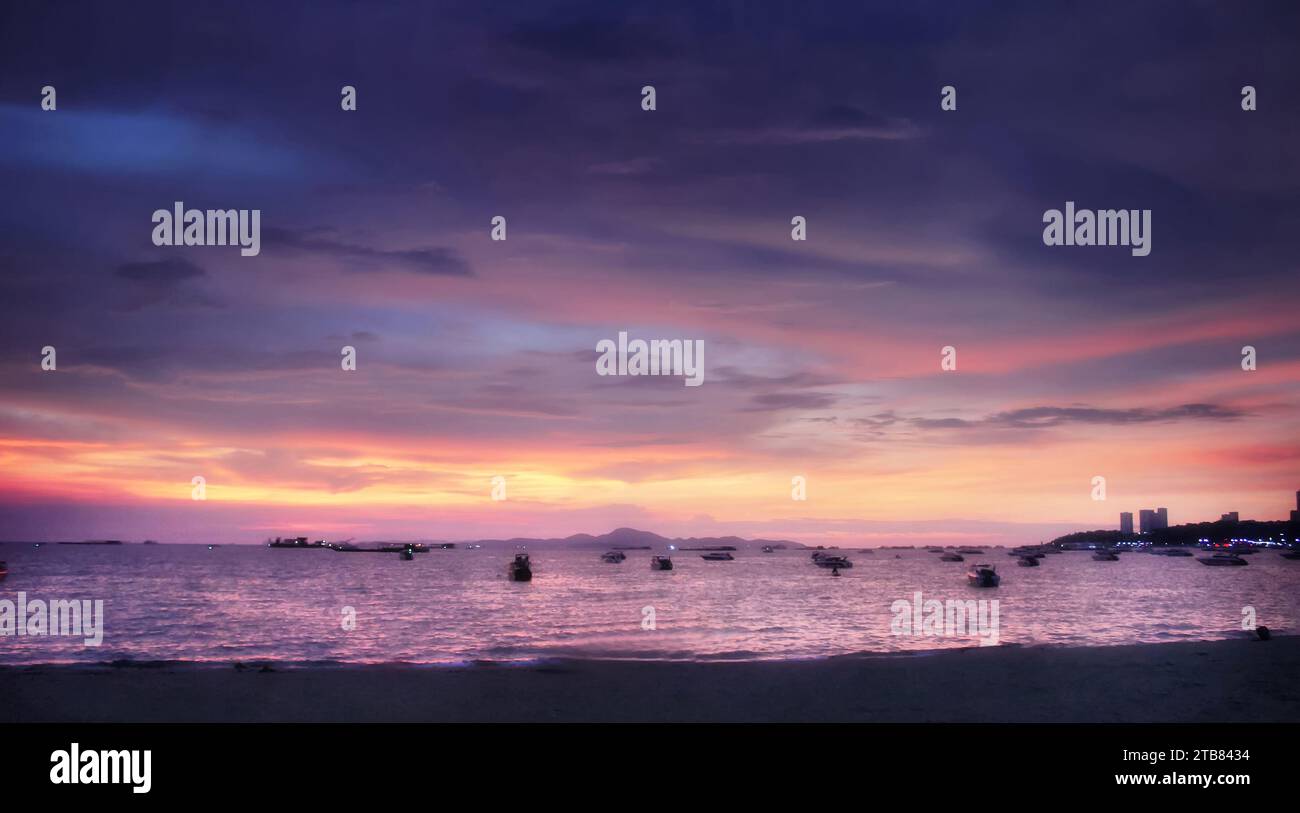 Wunderschöner Sonnenuntergang in der Bucht. Dramatische Landschaft mit dem Himmel in der Abenddämmerung. Stockfoto