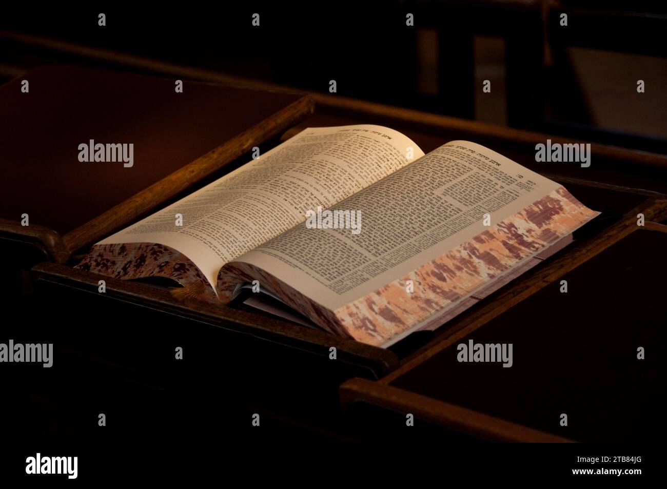 Ein offenes Buch über den Talmud, den zentralen Text des rabbinischen Judentums und die primäre Quelle des jüdischen Religionsrechts, liegt auf einem Schreibtisch in einer Jeshiva-Studie hal Stockfoto