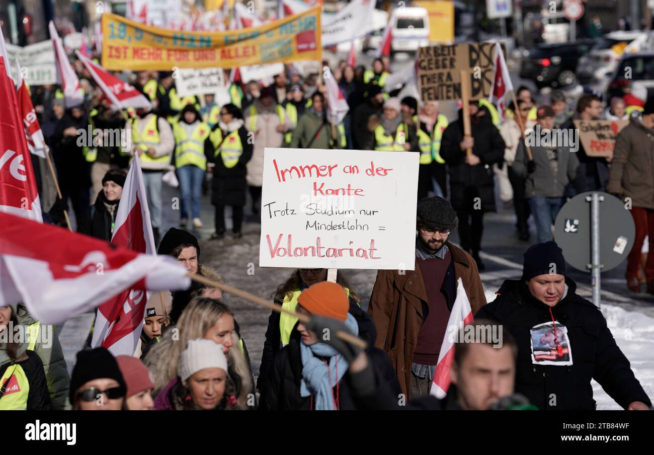 München, Deutschland. Dezember 2023. Streikende aus verschiedenen Berufen marschieren zu einer Kundgebung auf dem Odeonsplatz während Verdis großem Streiktag. Quelle: Uwe Lein/dpa/Alamy Live News Stockfoto