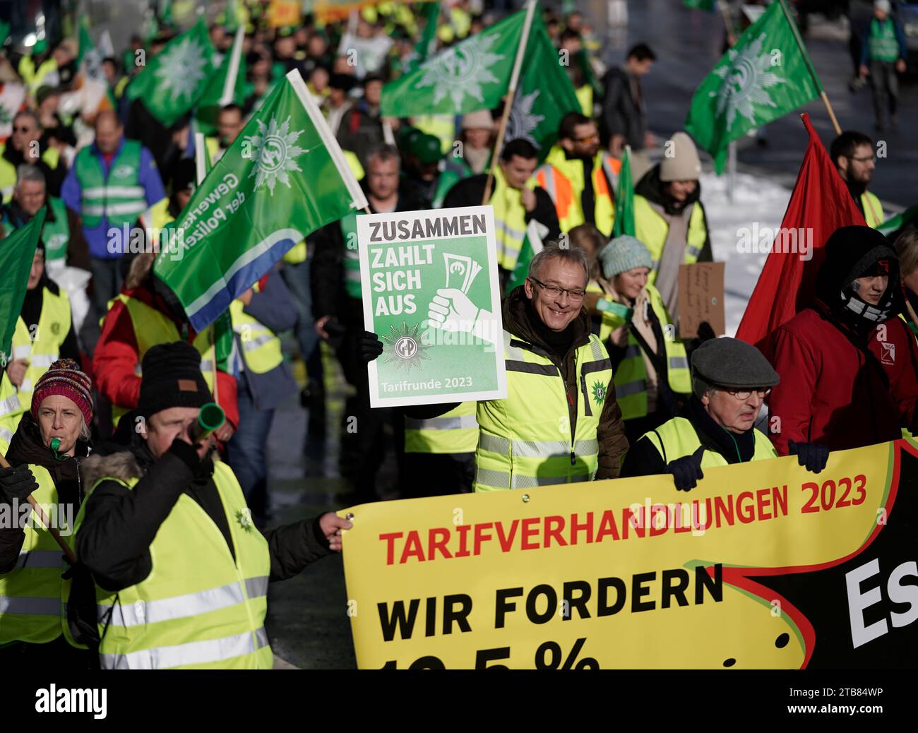 München, Deutschland. Dezember 2023. Streikende aus verschiedenen Berufen marschieren zu einer Kundgebung auf dem Odeonsplatz während Verdis großem Streiktag. Quelle: Uwe Lein/dpa/Alamy Live News Stockfoto