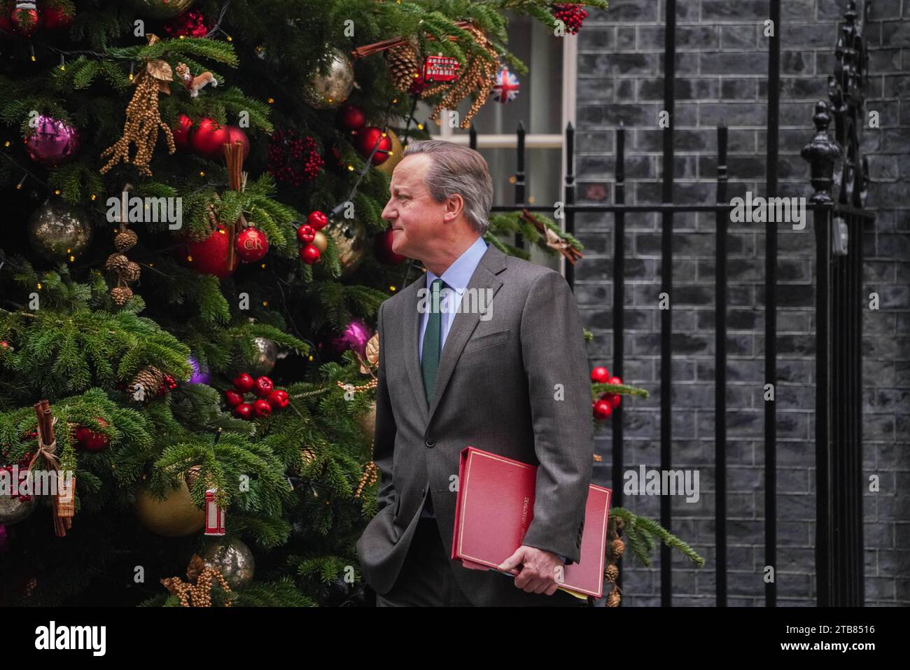 London Großbritannien. 5. Dezember 2023. David Cameron, Lord Cameton of Chipping Norton, Secretary of State for Foreign, Commonwealth and Development Affairs, verlässt 10 Downing nach einer Kabinettssitzung. Quelle: amer Gazzal/Alamy Live News. Stockfoto