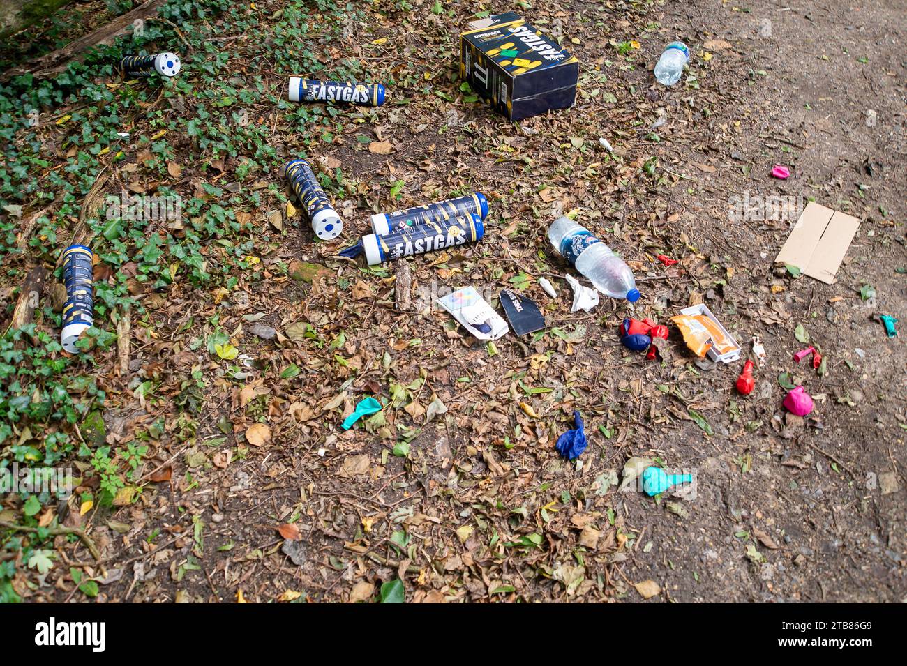 Coleshill, Großbritannien. September 2023. Gebrauchte Dosen mit Lachgas und Ballons, die von Drogenkonsumenten in einem Lay-by in Buckinghamshire entsorgt wurden. Die Regierung hat berichtet, dass der Besitz von Lachgas, auch bekannt als „Lachgas“, bis Ende des Jahres illegal sein wird, wobei die Nutzer mit bis zu zwei Jahren Haft konfrontiert werden müssen, und zwar bei einem Null-Toleranz-Ansatz für antisoziales Verhalten. Das Verbot wurde im Rahmen des Aktionsplans der Regierung gegen soziales Verhalten versprochen, wobei der Innenminister die Polizeikräfte dazu aufforderte, den flagranten Drogenkonsum auf der Straße, der die Gemeinden verseucht, härter zu machen. Sekundärgesetzgeber Stockfoto