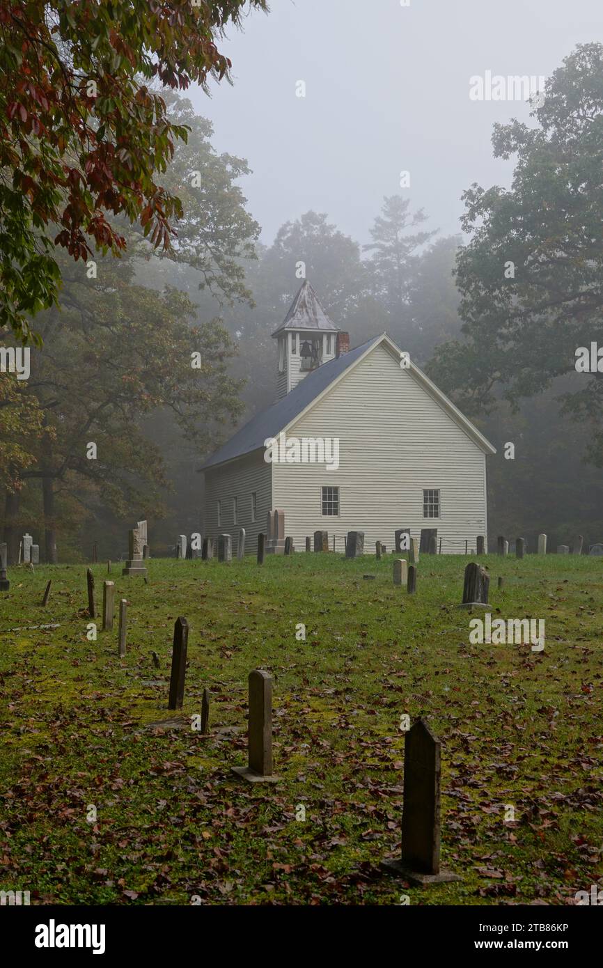 Alte Kirche und Friedhof an einer nebeligen Cades Cove am Morgen in den Smoky Mountains Stockfoto