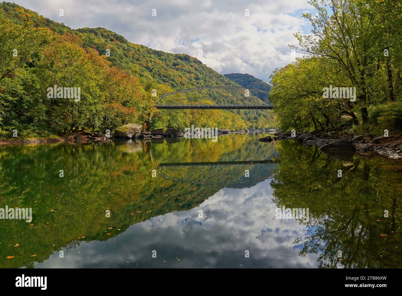 Die Fayette Station Bridge spiegelt sich im New River in West Virginia Stockfoto