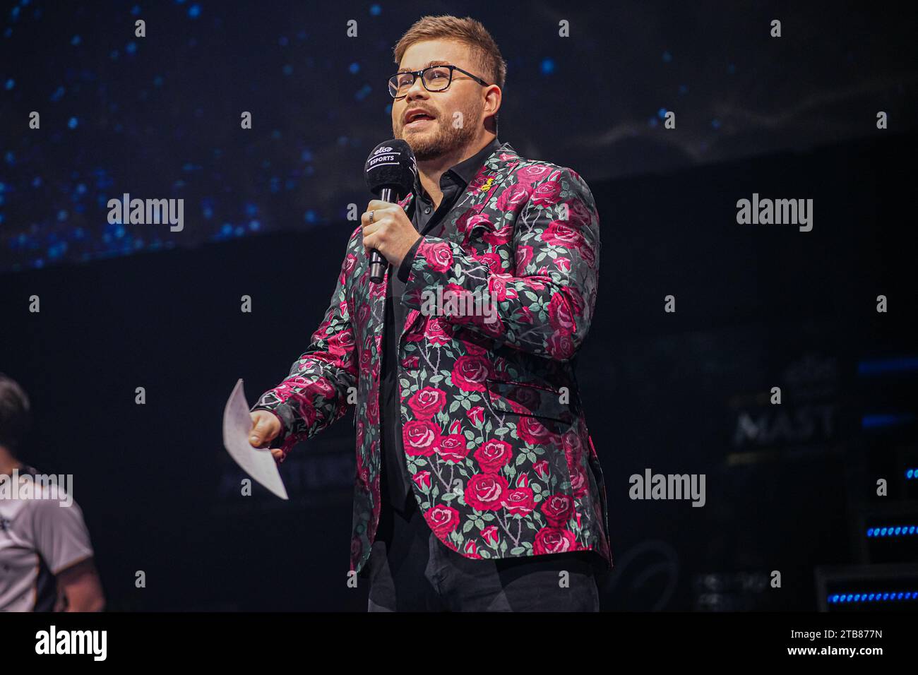 ESPOO, FINNLAND 1. DEZEMBER Bühnenmoderator James Banks während des