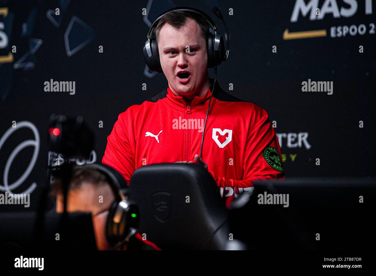 ESPOO, FINNLAND 1. DEZEMBER Trainer Dennis „sycrone“ Nielsen von