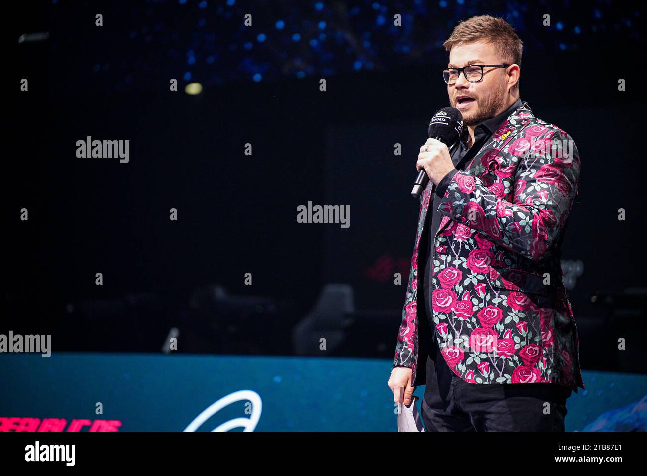 ESPOO, FINNLAND 1. DEZEMBER Bühnenmoderator James Banks während des