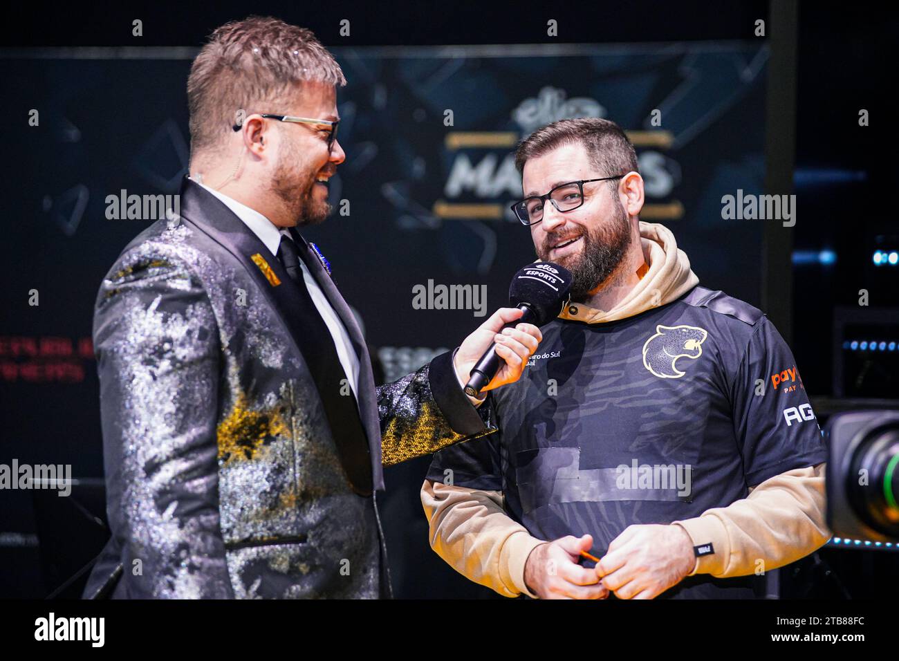 Espoo, Finnland. Dezember 2023. Bühnenmoderator James Banks sprach mit Gabriel „Fallen“ Toledo von FURIA während des Elisa Masters Espoo 2023 - Tag 5 im Metro Areena am 3. Dezember 2023 in Espoo, Finnland. (Foto von Gabriel Calvino Alonso/Orange Pictures) Credit: Orange Pics BV/Alamy Live News Stockfoto