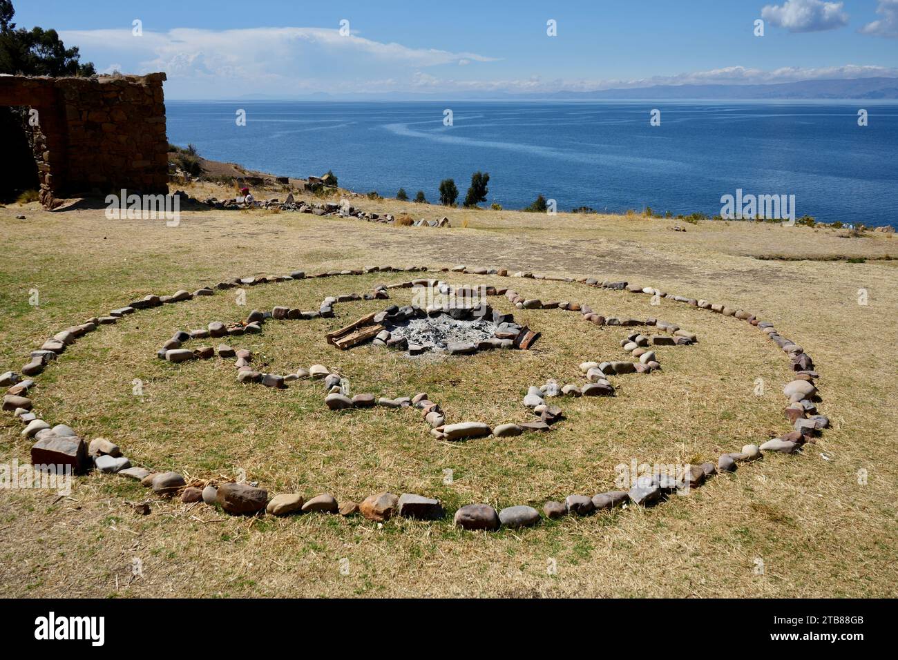 Steinkreis am Iñaq Uyu mit dem Titicacasee dahinter. Isla de la Luna, Bolivien, 9. Oktober 2023. Stockfoto