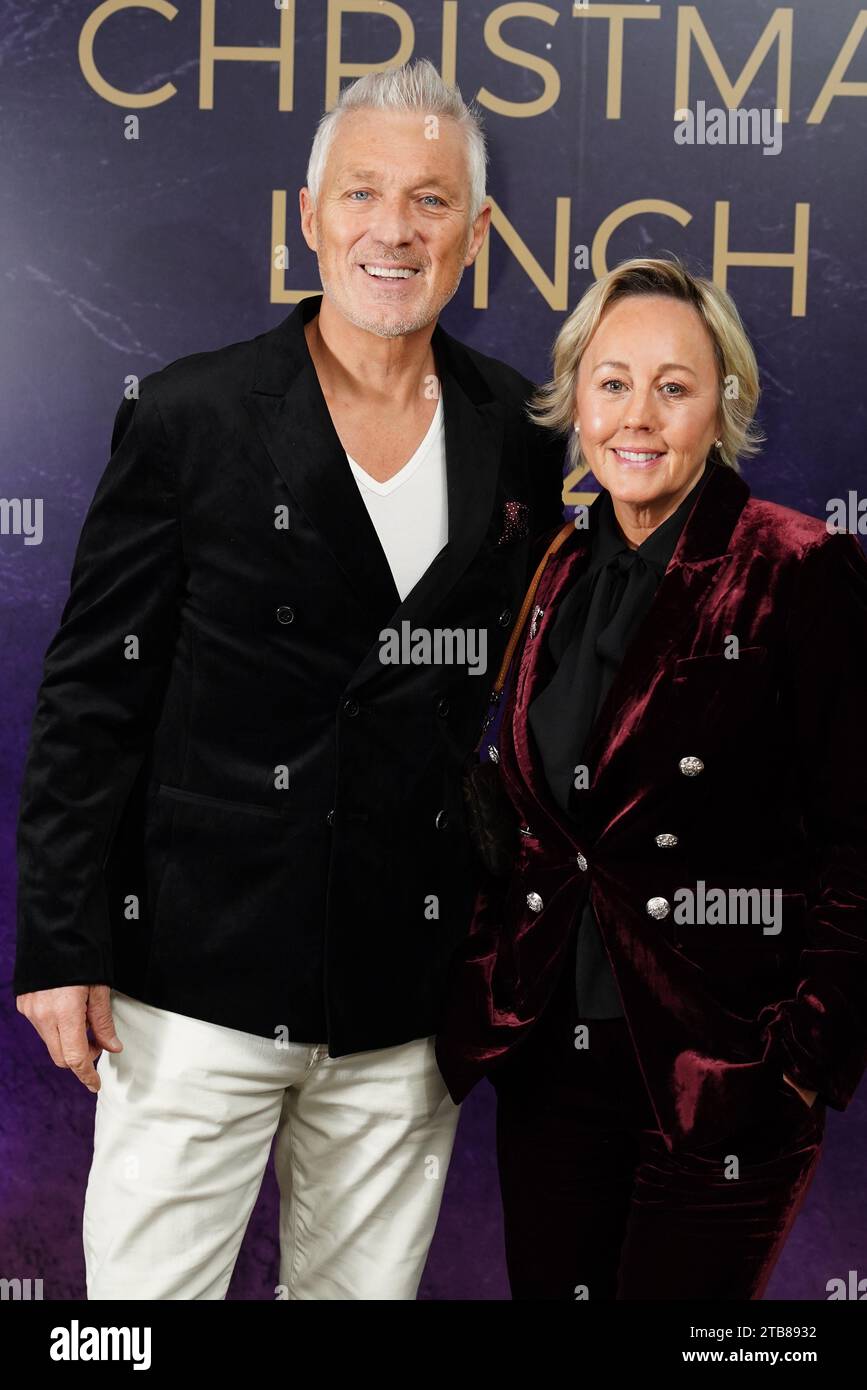 Martin Kemp und Shirlie Holliman kommen zum Weihnachtsessen des TRIC (The Television and Radio Industries Club) im London Hotel in London an. Bilddatum: Dienstag, 5. Dezember 2023. Stockfoto